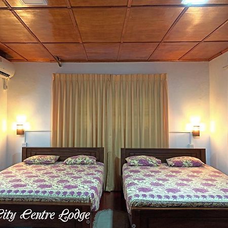 City Centre Lodge Ponnarankulama エクステリア 写真