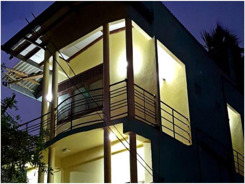 City Centre Lodge Ponnarankulama エクステリア 写真
